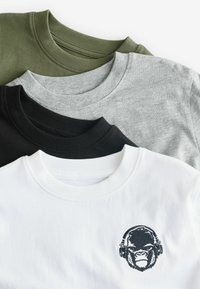 Tre t-shirt a girocollo in verde oliva, grigio, nero e bianco, con una grafica di gorilla sulla maglietta bianca. Materiale in cotone, texture liscia.