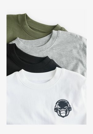 Trīs apkaklītes T-krekli olīvu zaļā, pelēkā, melnā un baltā krāsā, uz balta kreklā redzams gorillas grafiskais attēls. Izgatavoti no kokvilnas materiāla, ar gludu tekstūru.