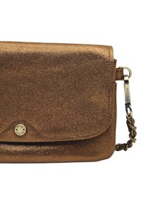 Pochette en cuir bronze métallisé avec fermeture à rabat, décorée d'un logo rond et d'une bandoulière tressée. Texture lisse avec un léger éclat.