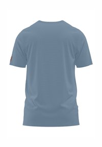 Camiseta de color azul claro con mangas cortas, escote redondeado y una textura suave. Presenta un pequeño logo en la manga izquierda.