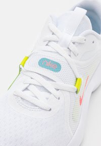 Nike Performance IN SEASON TR 13 - Tenisice za trening - white/hot punch/denim turquoise/black/cyber