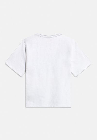 Απλό λευκό κοντομάνικο T-shirt, απλωμένο σε επίπεδη επιφάνεια, εμφανιζόμενο από πίσω σε ουδέτερο ανοιχτό γκρι φόντο.