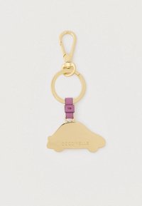 Χρυσό μεταλλικό μπρελόκ σε σχήμα αυτοκινήτου με μωβ δερμάτινη λωρίδα και χρυσό άγκιστρο, με το λογότυπο "COCCINELLE".