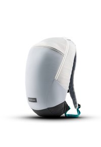 Zaino in tessuto grigio dalla forma arrotondata, con dettagli grigi testurizzati, fondo nero e spallaccio turchese. Include una tasca frontale con zip.