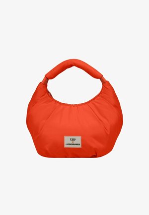 Borsa a mano imbottita rossa con una forma arrotondata e una texture morbida. Presenta un manico corto imbottito e un'etichetta con il logo sul fronte.
