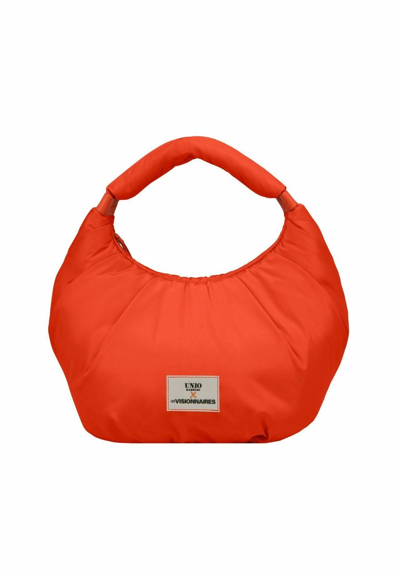 Borsa a mano imbottita rossa con una forma arrotondata e una texture morbida. Presenta un manico corto imbottito e un'etichetta con il logo sul fronte.