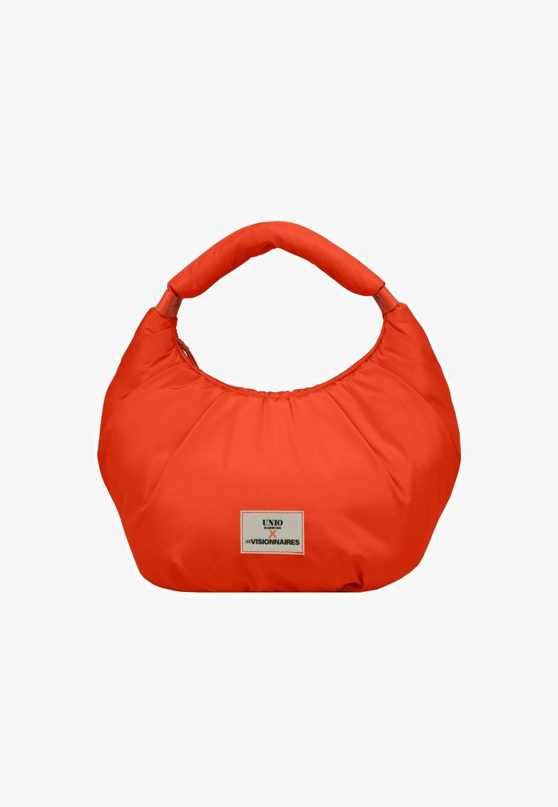 Borsa a mano imbottita rossa con una forma arrotondata e una texture morbida. Presenta un manico corto imbottito e un'etichetta con il logo sul fronte.