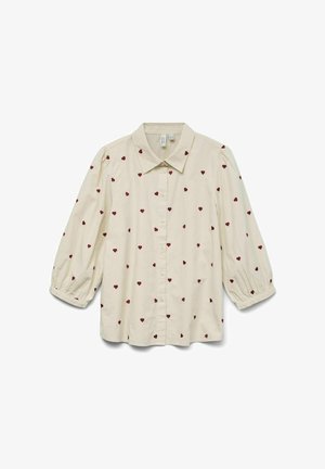 Gai bezkrāsas krekls ar pogām priekšā, apkakli un trīs ceturtdaļu puff piedurknēm, ar sarkaniem siržu rakstiem, kas vienmērīgi sadalīti pa audumu.