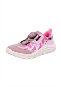 Rosa und graue Sportschuhe mit einem strukturierten Mesh-Obermaterial, auffälligen Mustern, einem runden Verschlussdrehknopf und einer klobigen weißen Sohle.