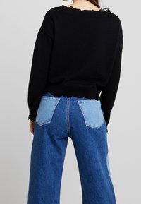Honey Punch Trui - black