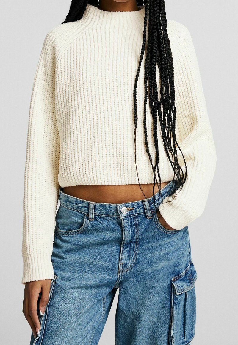 Bershka Strickpullover - white