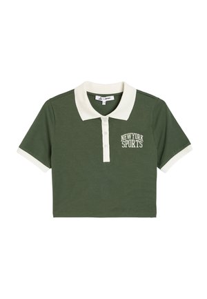 Camisa polo verde recortada con cuello y puños blancos, que presenta 'NEW YORK SPORTS' bordado en blanco en el lado izquierdo. Material de algodón.