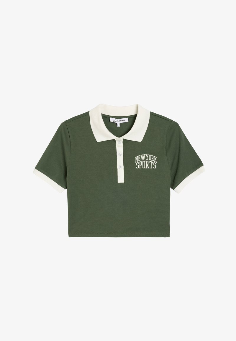 Grøn kortærmet polo skjorte med hvid krave og manchetter, som har 'NEW YORK SPORTS' broderet i hvid på venstre side. 100 % bomulds materiale.