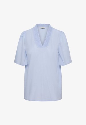 Hellblaue kurzärmelige Bluse mit V-Ausschnitt, Rüschenbesatz und leicht aufgepufften Schultern.
