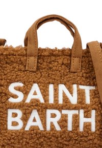 Borsa marrone con texture, dotata di manici corti e con la scritta ricamata bianca "SAINT BARTH" sul davanti. Materiale morbido e peloso.