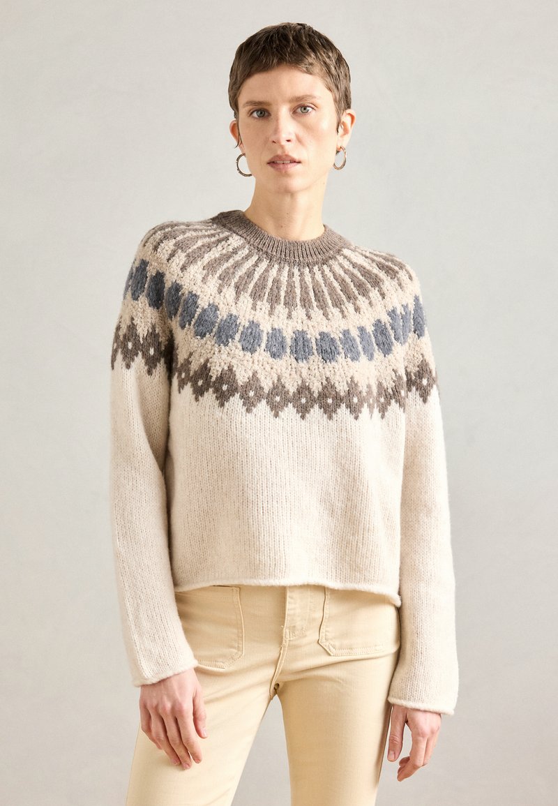 Suéter de malha creme com um design de yoke redondo apresentando padrões azuis e castanhos, mangas longas e um corte relaxado e cropped.