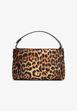 Bolso con estampado de leopardo, asa negra y herrajes tonos dorados, forma rectangular y nombre de la marca "WITTCHEN" en el centro frontal.