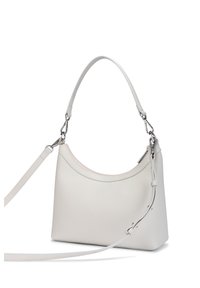 Weiße Lederhandtasche mit strukturierter Oberfläche, ausgestattet mit einem gebogenen oberen Rand, einem kurzen Griff und einem abnehmbaren langen Riemen mit silberfarbenen Metallakzenten.