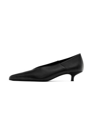 Chaussure en cuir noire à petit talon aiguille avec bout pointu et talon bas et fin, présentée sur fond blanc.