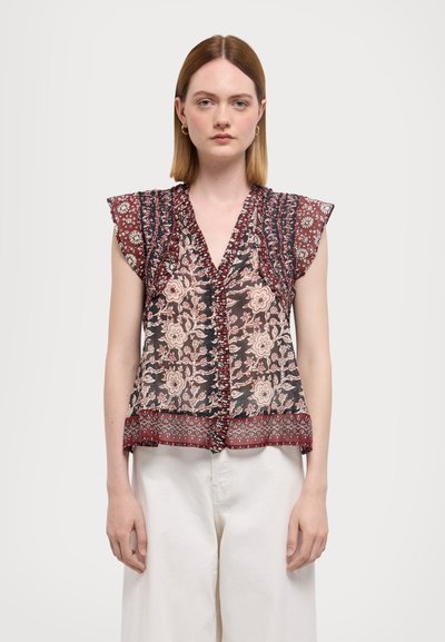 Bluse med blomsterprint, rynkede capærmer, dyb v-udskæring og kontrasterende kant. Farverne omfatter bordeaux, pink og creme. Letvægtsstof.