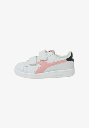 Sneakers bianchi con accenti rosa e blu navy, parte superiore in pelle testurizzata, doppie cinghie a strappo, dettagli perforati sui lati.