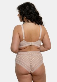 Soutien-gorge en dentelle et culotte taille haute beige clair, arborant un motif géométrique et des bretelles élastiques, avec une fermeture à crochets au dos.