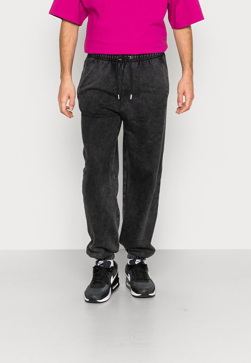 Herren Trainingsanzüge | NY CONCEPT WASHED STACK Jogginghose grey/grau - WC79379 Herren Trainingsanzüge | NY CONCEPT WASHED STACK Jogginghose grey/grau - WC79379