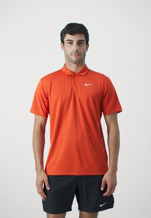 Nike Polo-Shirt in leuchtendem Orange, mit kurzen Ärmeln, klassischem Kragen, Drei-Knopf-Leiste und weißem Swoosh-Logo auf der Brust.