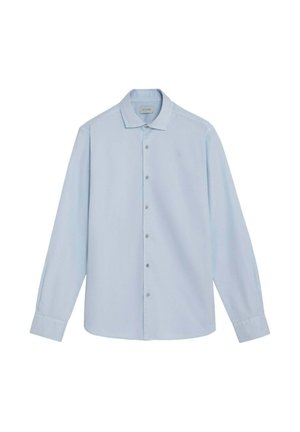 Camisa azul claro de manga larga con botones, cuello y puños, exhibida plana sobre un fondo blanco.