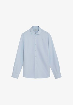 Jasnoniebieska, długorękawowa koszula na guziki z kołnierzykiem i mankietami, przedstawiona na płasko na białym tle.