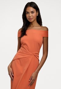 Lauren Ralph Lauren CREPE OFF THE SHOULDER GOWN - Iltapuku - canyon orange