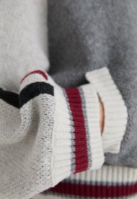 Thumbnail Image 7