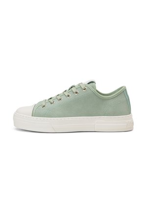 Niskie sneakersy z zamszową cholewką w kolorze szałwi, białym gumowym noskiem, białą podeszwą i sznurowanym zapięciem widziane z boku.
