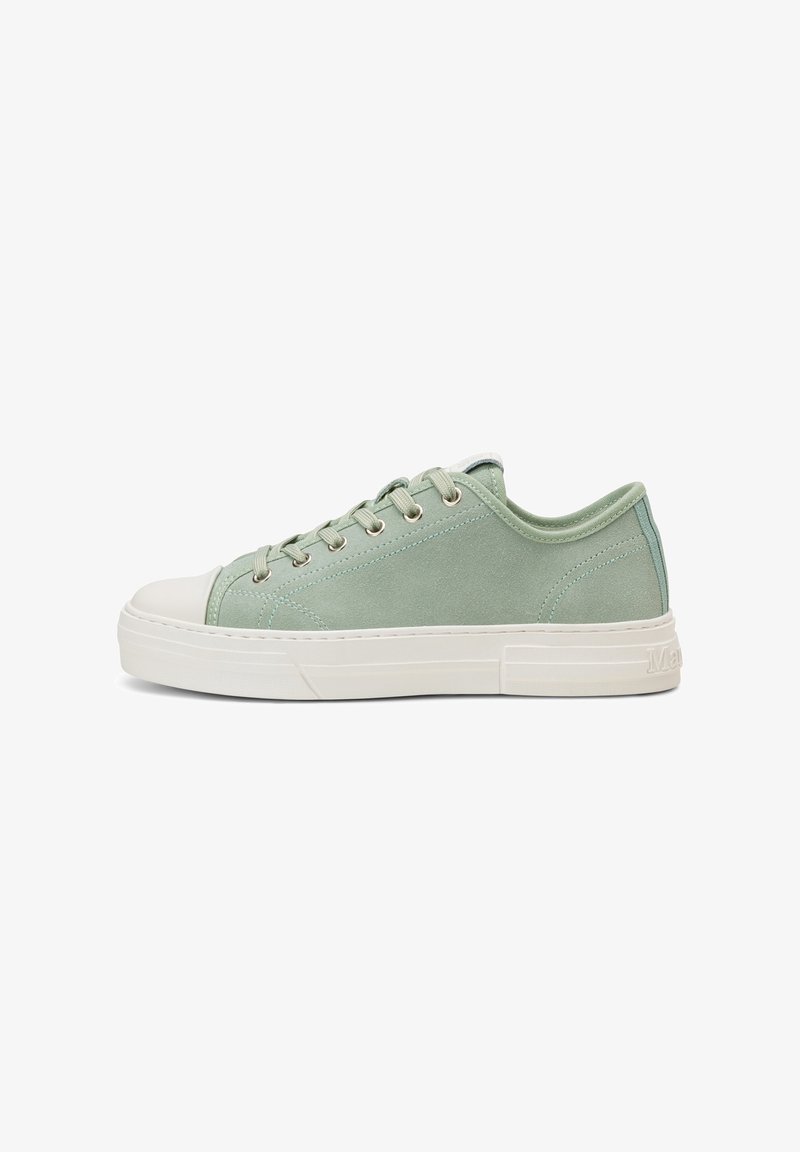 Baskets basses avec dessus en daim vert sauge, embout en caoutchouc blanc, semelle blanche et fermeture à lacets vues de côté.