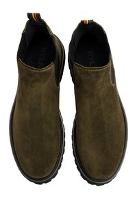 Olive zielone zamszowe botki za kostkę z elastycznymi panelami bocznymi i czarną gumową podeszwą. Posiadają kolorową paskowaną pętelkę na pięcie ułatwiającą zakładanie.