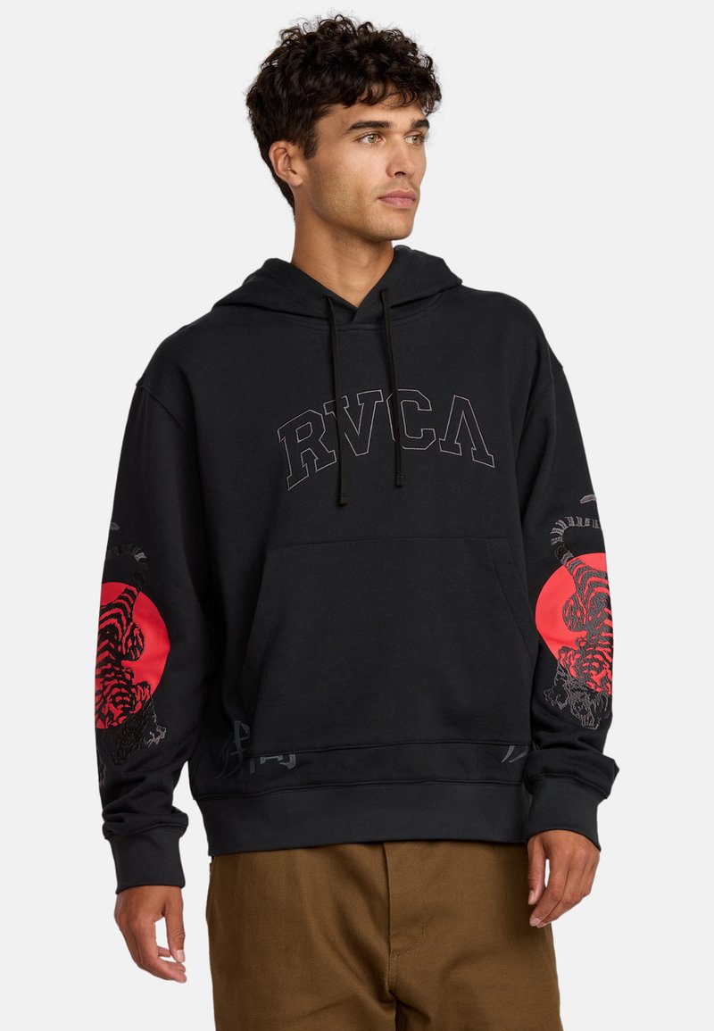 Zwarte hoodie met een kangoeroezak en een trekkoordcapuchon, voorzien van rode grafische ontwerpen van een tijger op de mouwen en een logo op de borst.