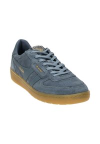 Sneaker grigio in suede con suola in gomma, caratterizzato da accenti blu e lacci piatti. Logo Gola visibile sul lato e sulla linguetta.