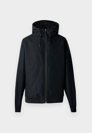 Chaqueta negra con cremallera frontal y capucha ajustable. Cuenta con pu�ños elásticos y dos bolsillos laterales. Textura suave y mate. Branding mínimo.