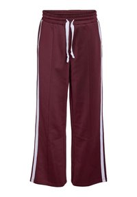 Bermuda lebar maroon dengan pinggang elastis, tali putih, dan garis samping putih.