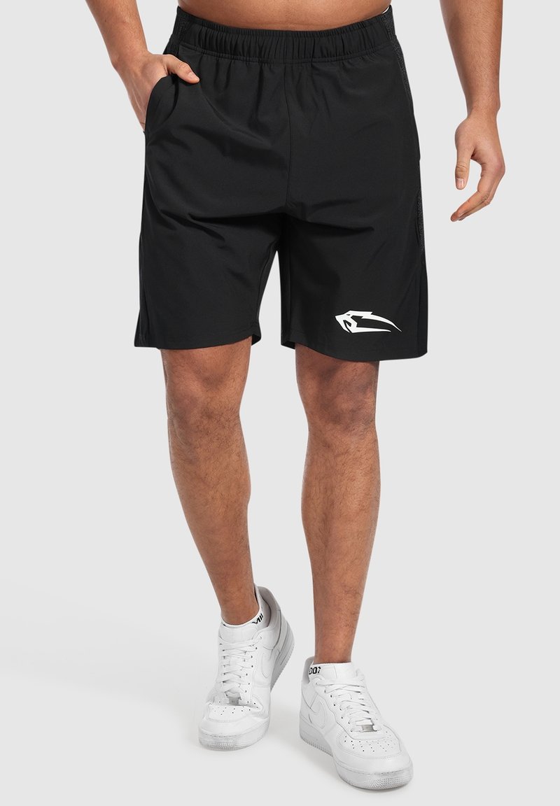 Svarta träningsshorts i lätt tyg med elastisk midja, med sidofickor och en vit logotyp på vänster ben.