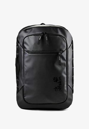 Mochila rectangular negra con bolsillos delanteros con cremallera y logotipo de la marca visible en la esquina inferior derecha.