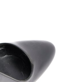 Gros plan d'une chaussure en cuir noire avec un bout pointu et une semelle intérieure texturée, présentée sur fond blanc.