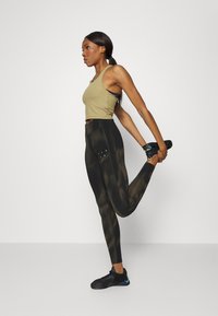 Casall ESSENTIAL PRINTED - Leggings - haze green