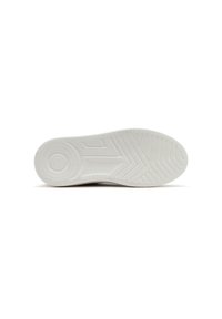Semelle en caoutchouc texturé de baskets blanches, présentant un motif géométrique et un design circulaire au niveau du talon. Surface lisse, matériau durable.