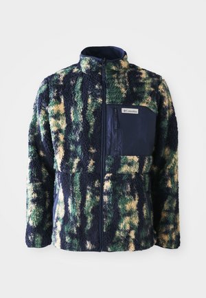 Veste en polaire avec un col bleu marine, motif camouflage multicolore en vert, jaune et bleu, comprenant une poche poitrine zippée.