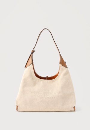 Borsa a tracolla in tela beige con rifiniture e tracolla in pelle marrone, con la scritta in rilievo "THE BACKSTAGE MARC JACOBS" sulla parte anteriore.