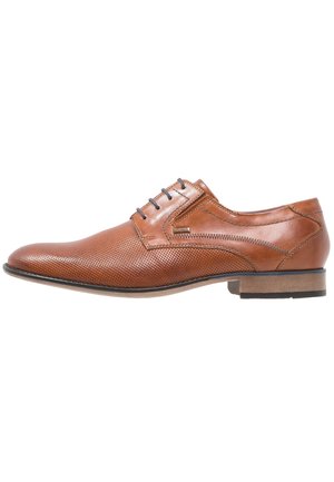Zapato de vestir para hombre de cuero marrón con textura perforada, cordones delanteros y tacón bajo apilado mostrado sobre fondo blanco.