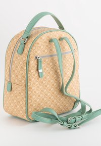 Plecak o beżowym wzorzystym wykończeniu z miętowo-zielonymi akcentami. Posiada uchwyt na górze, regulowane paski oraz zamek błyskawiczny.