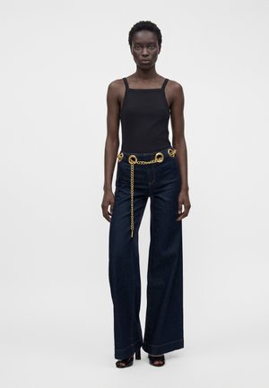 Alice + Olivia, JASPER BELL CHAIN BELT - Blugi evazați - dark rinse
