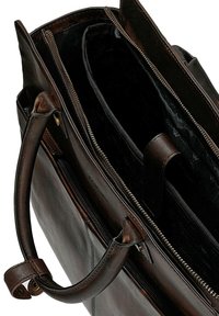 Brązowa skórzana torebka o gładkiej teksturze, z usztywnionym designem, dwoma zamykanymi na zamek komorami oraz krótkimi uchwytami dla łatwego przenoszenia.